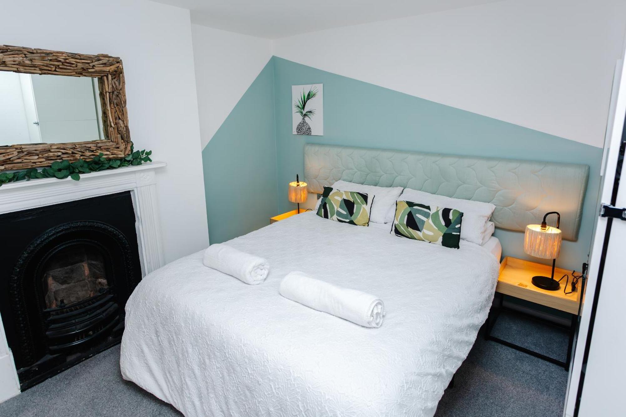 Town Centre Oasis With Two Hot Tubs Apartment