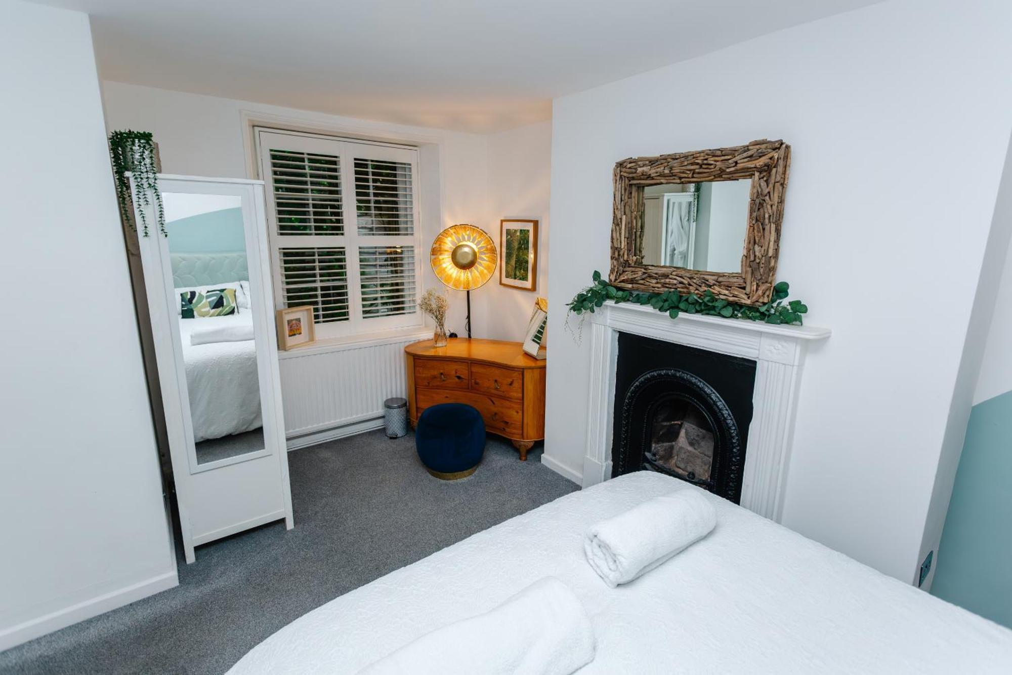 Town Centre Oasis With Two Hot Tubs Apartment *
