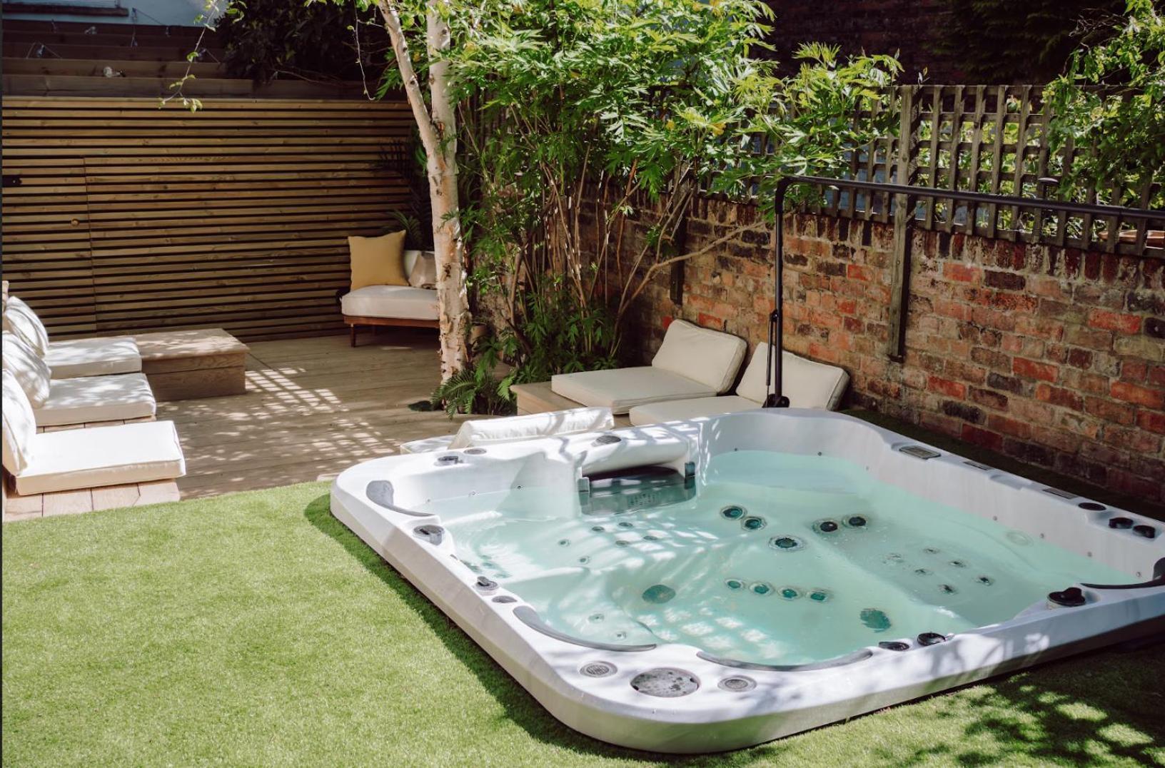 Town Centre Oasis With Two Hot Tubs