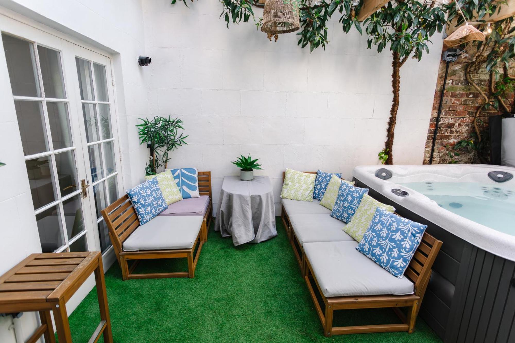 Town Centre Oasis With Two Hot Tubs Apartment Cheltenham