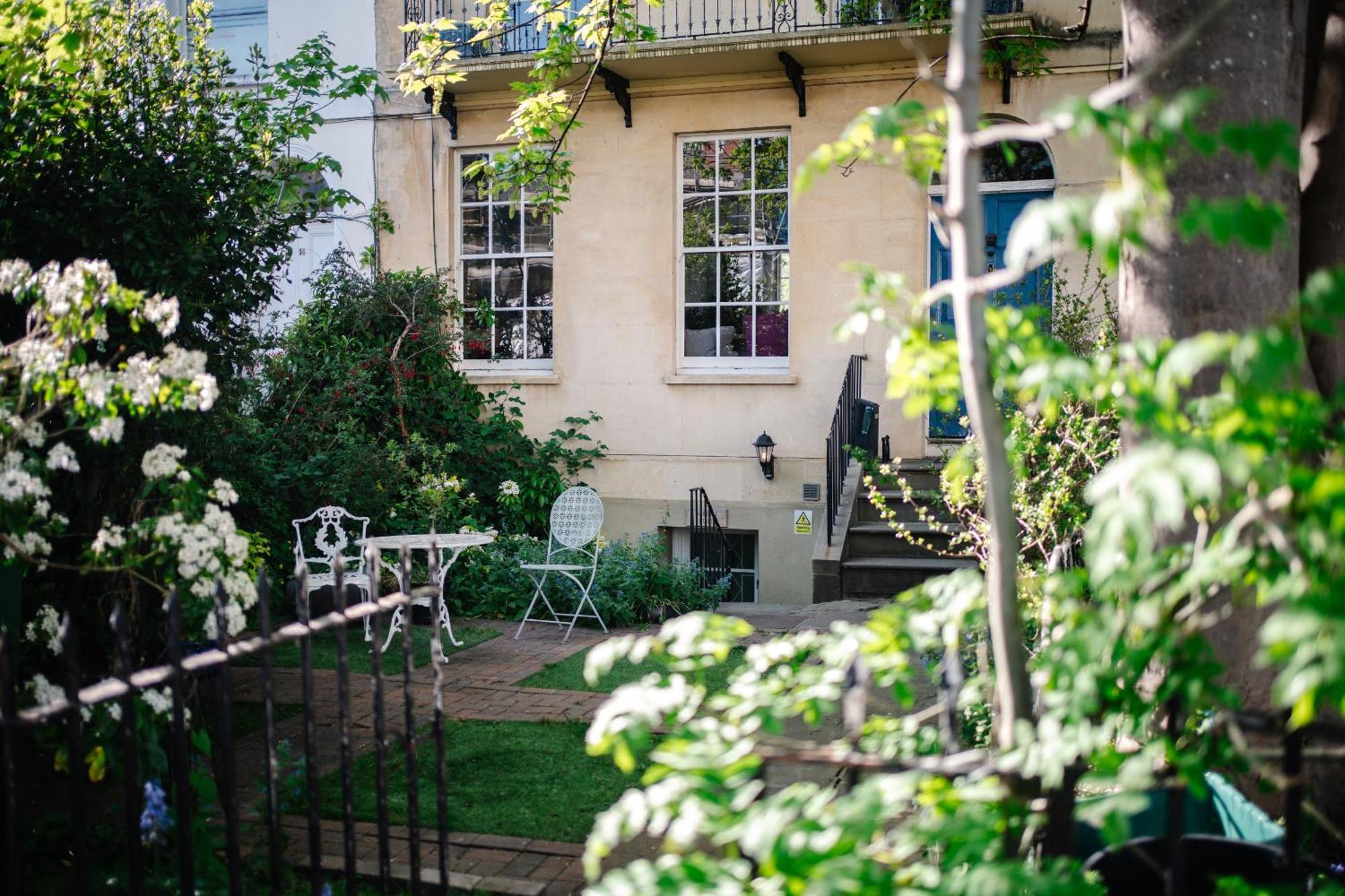 Town Centre Oasis With Two Hot Tubs Apartment *