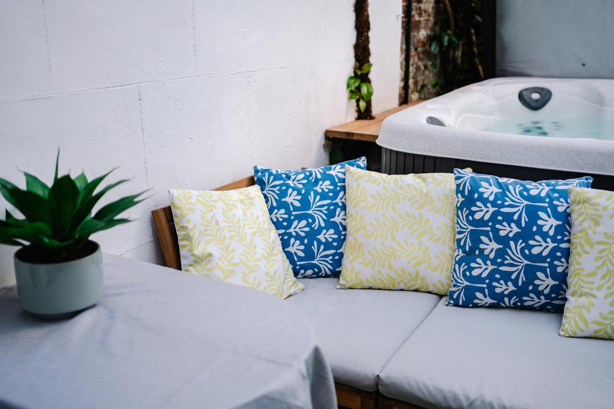 Town Centre Oasis With Two Hot Tubs Apartment *