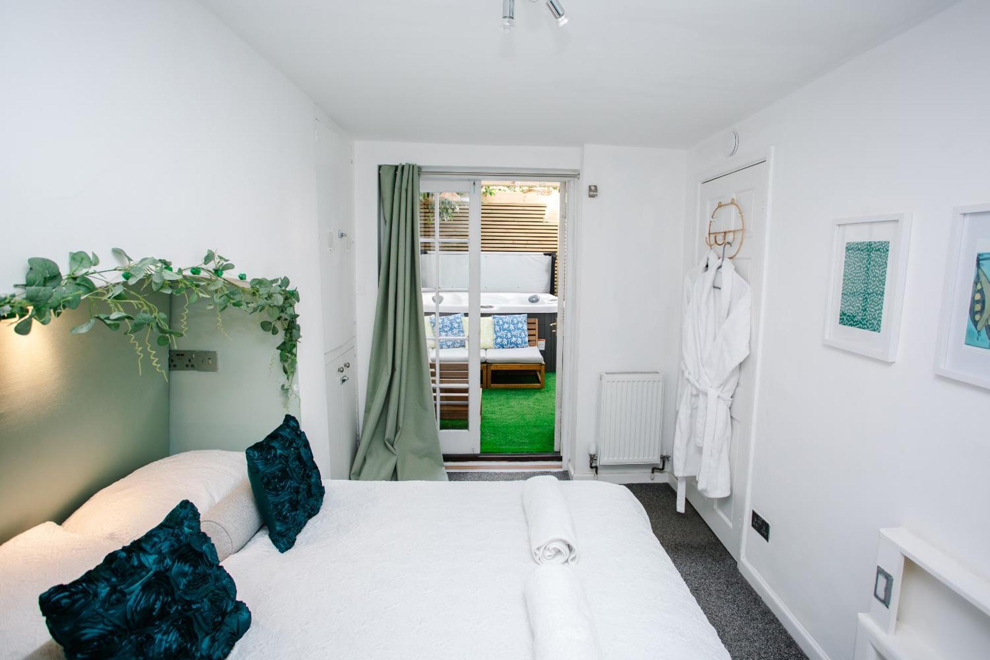 Apartment Town Centre Oasis With Two Hot Tubs Cheltenham