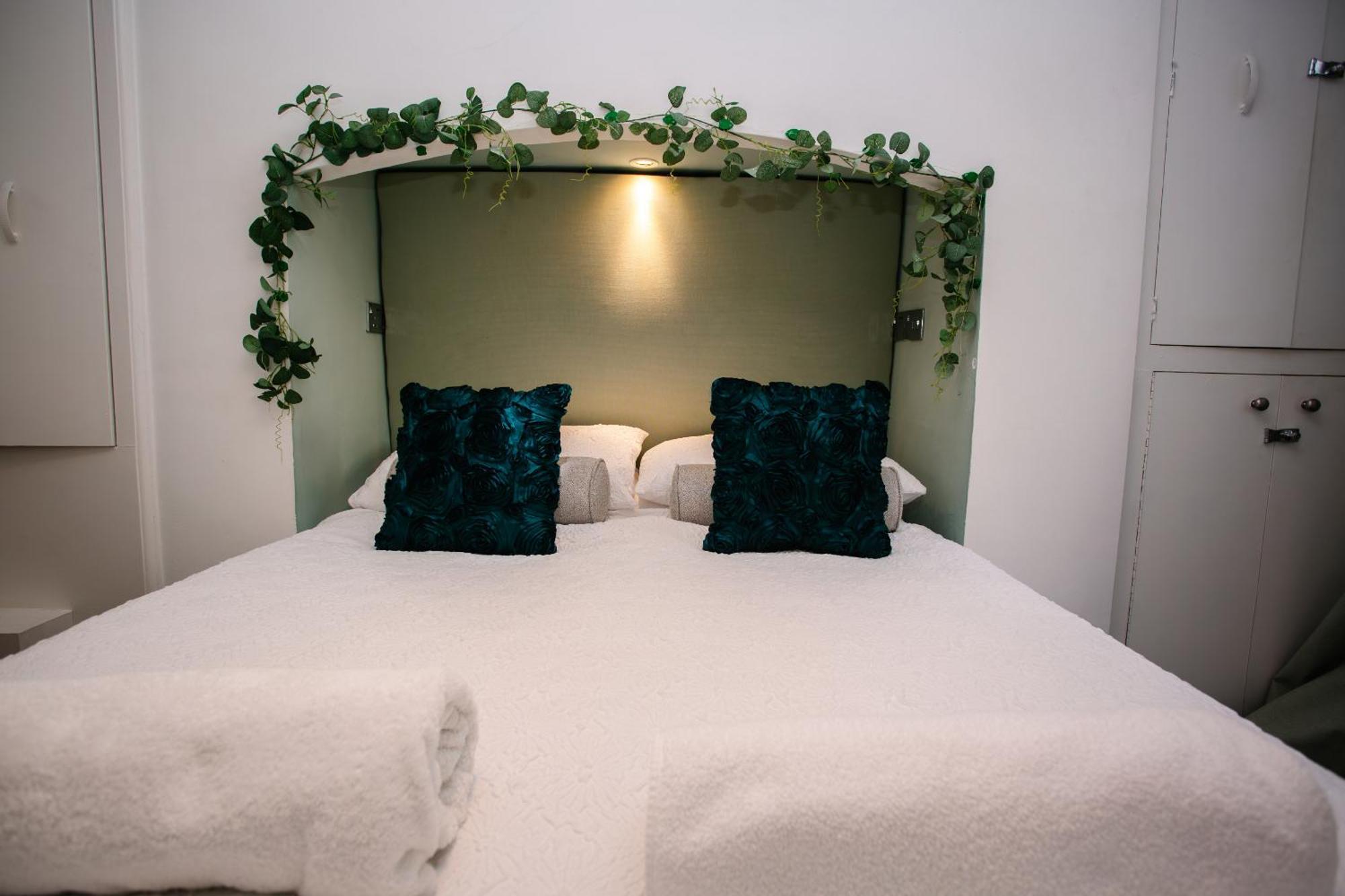 Town Centre Oasis With Two Hot Tubs Cheltenham